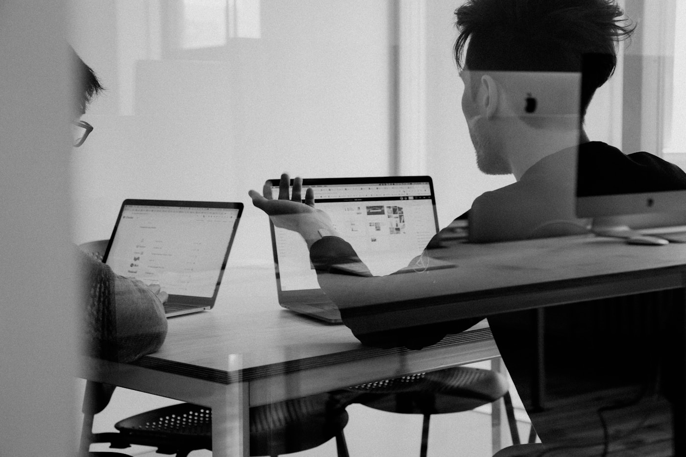 Student SmartAIRevenue pracuje na revenue dashboardu u stolu